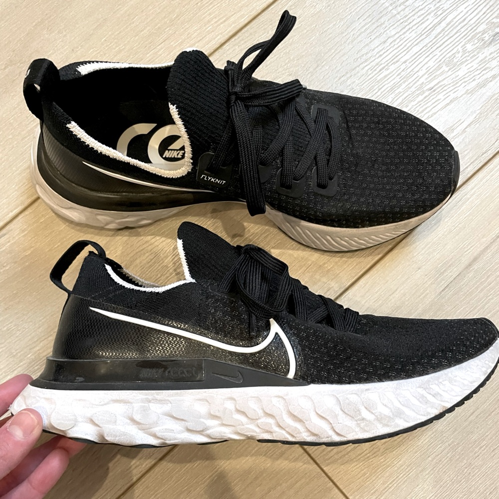 Womens Nike Infinity Running Shoe - Black, 8.5. Lightly worn.